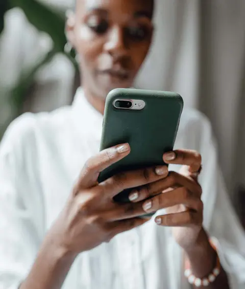 Personne répondant à un message sur son téléphone