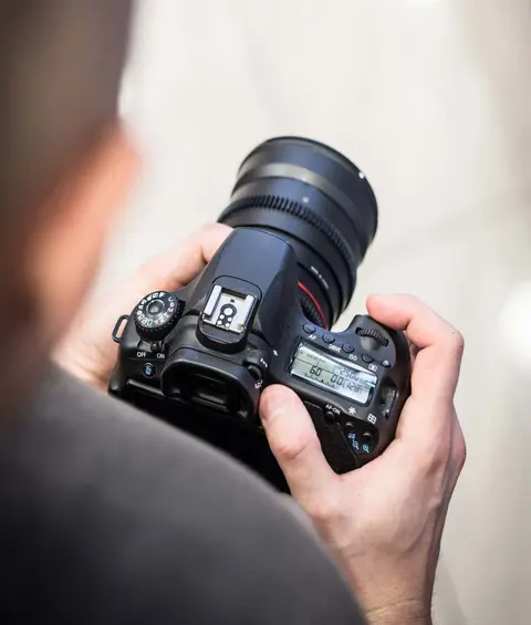 Photographe professionnel réglant son appareil